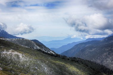 Dağ doruklarına ve Himalayalar bulutlar kadar kar yağdı.