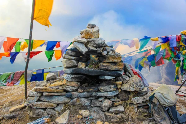 Stenröse Berget För Andlig Ritual Runt Flerfärgade Böneflaggor Indien — Stockfoto