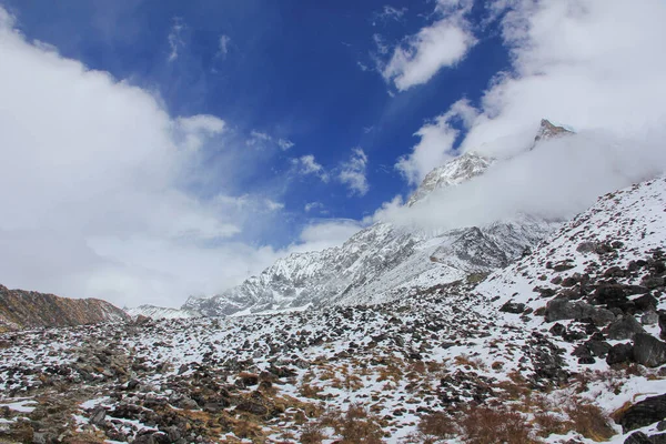 Χιόνισε Βουνοκορφές Και Σύννεφα Στα Ιμαλάια — Φωτογραφία Αρχείου