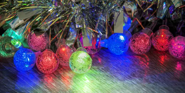 Bolas Natal Brilhantes Multicoloridas Grinaldas Close — Fotografia de Stock