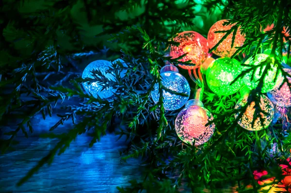 Veelkleurige Gloeiende Kerstballen Slingers Close — Stockfoto