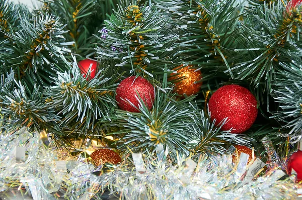 Vánoční Pozadí Větvemi Vánočních Stromků Červenými Vrstvami Stříbrným Cínovcem Vánoční — Stock fotografie