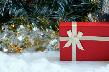 Noel ağacı dalları, kırmızı süslemeler, hediye kutuları ve gümüş süslemelerle Noel kompozisyonu 