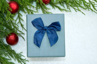 Noel ağacı dalları, kırmızı süslemeler, hediye kutuları ve gümüş süslemelerle Noel kompozisyonu 