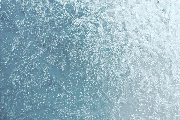 Camda kış ayazı izleri var. Kış camında buz desenleri