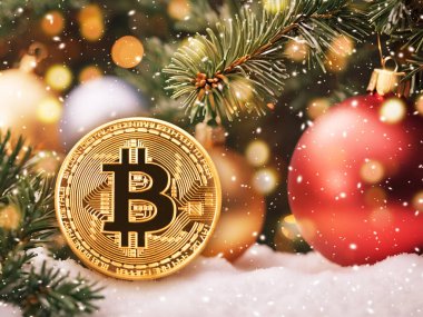 Karda altın bitcoin ve noel ağacı ve takılar. Kripto para birimi kavramı
