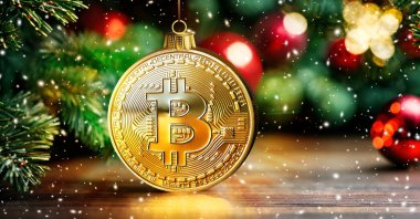 Noel ağacı arka planında altın bitcoin. Kripto para birimi kavramı.