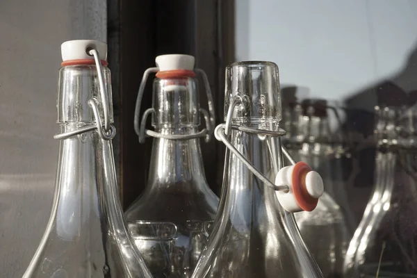 Pencerenin pervazında eski salıncak şişeleri