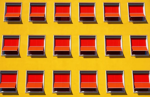 Pencereli büyük sarı ev duvarı