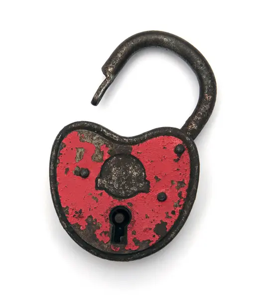 Beyaz arka planda izole edilmiş eski ve paslı aşk kilidi