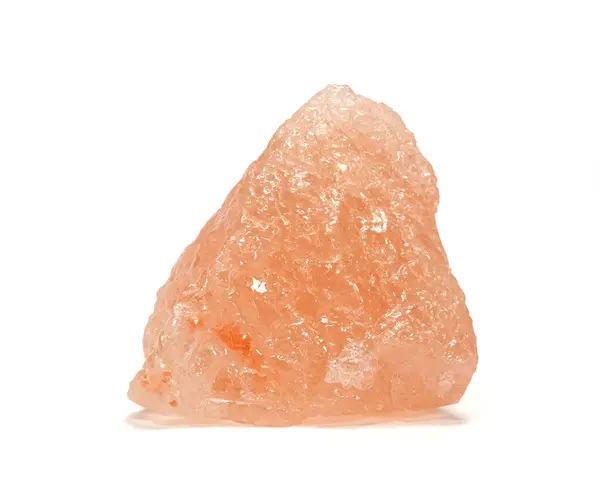 Tuz taşı kristal tuz beyaz arkaplanda izole