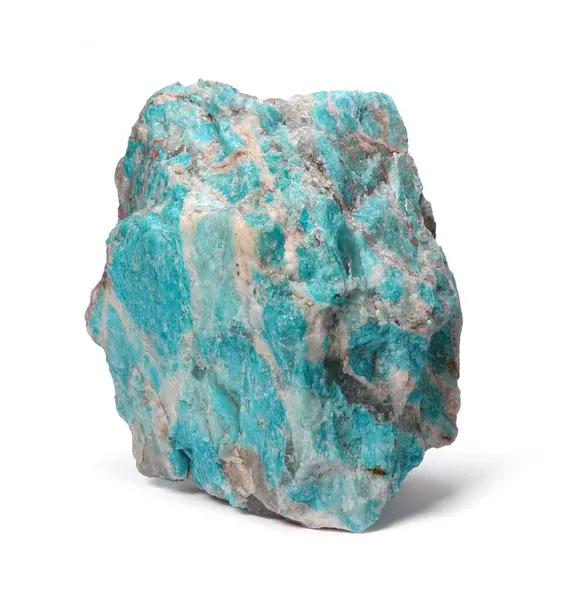 Amazonite kristal parçaları beyaz arkaplanda