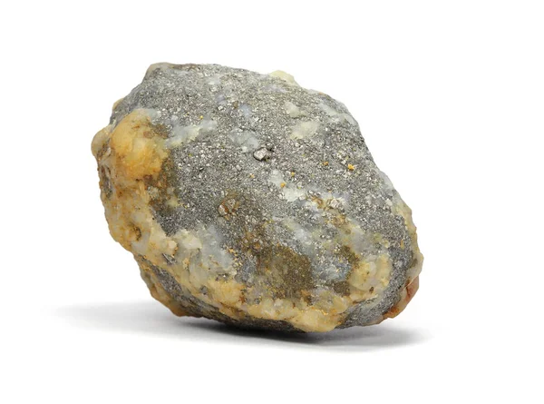 Beyaz arkaplanda izole edilmiş kristal cevher taşı