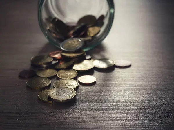 Cam kavanozda az miktarda para topladı.