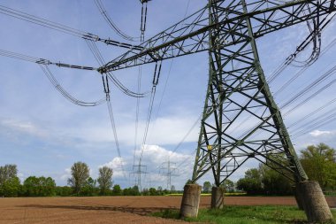 Yüksek gerilim hatları olan tepe direği