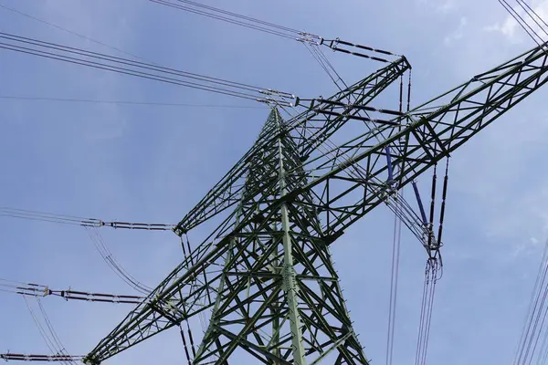 Yüksek gerilim hatları olan tepe direği