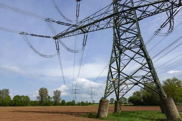 Yüksek gerilim hatları olan tepe direği