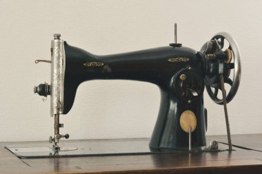 Siyah vintage el tekerleği dikiş makinesi