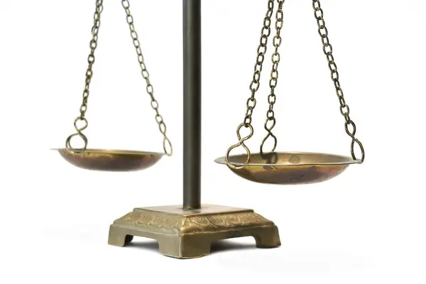 Adalet terazisi beyaz arka planda izole edilmiş.