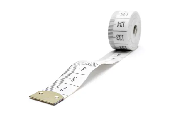 Beyaz arkaplanda doğruluk için bant ölçülüyor