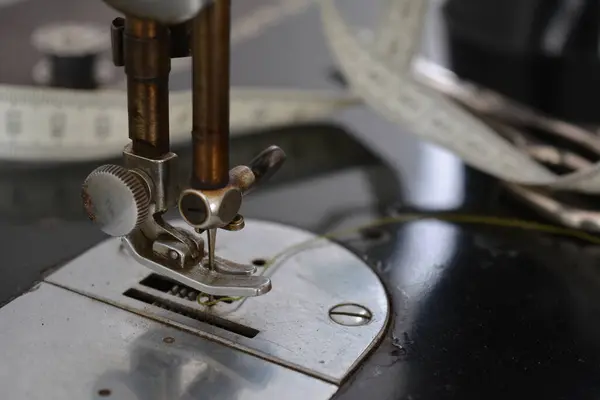 Yakın planda eski dikiş makinesi