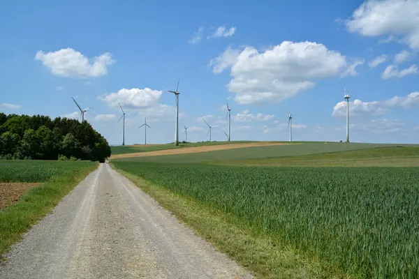 Rüzgar türbinleri yenilenebilir enerji üretir