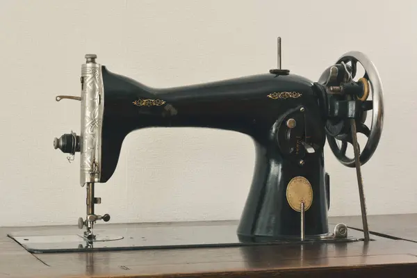 Siyah vintage el tekerleği dikiş makinesi