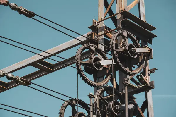 Mavi gökyüzünün altındaki demiryolu hatları