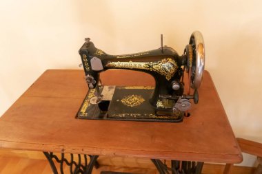 Eski dikiş makinesi. Kırsal, eski antikalar İspanya 'dan. Avrupa.