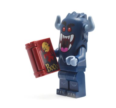 Lego, kitaplı küçük bir canavar figürü koleksiyonu yapıyor. Popüler çocuk oyuncaklarının editoryal çizimi. 27. Basım