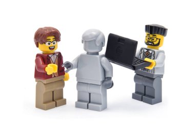 Yapay zekanın minyatür lego figürünün editörel çizimi. Laptop ve insan geliştiricisi olan yapay zeka yaratığı..
