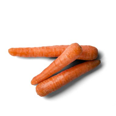 Beyaz arka planda izole edilmiş havuç yığını.