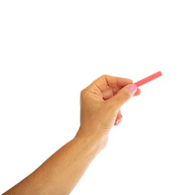 Beyaz arka planda elinde kalem tutan adam eğitim kavramına elinle uygun yakın plan.