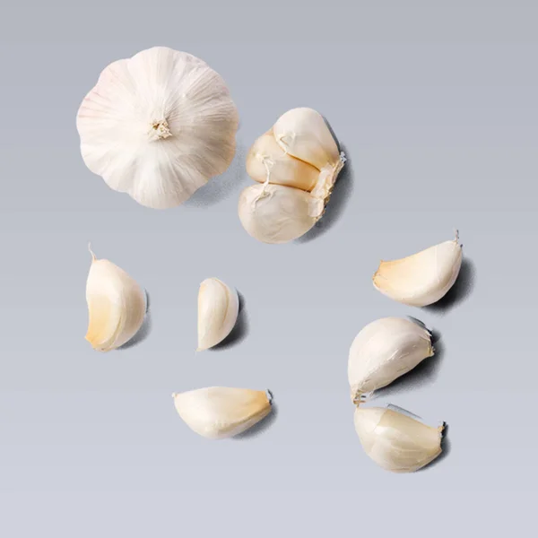 Beyaz Arkaplana Karşı Beyaz Sarımsak Soğanı — Stok fotoğraf