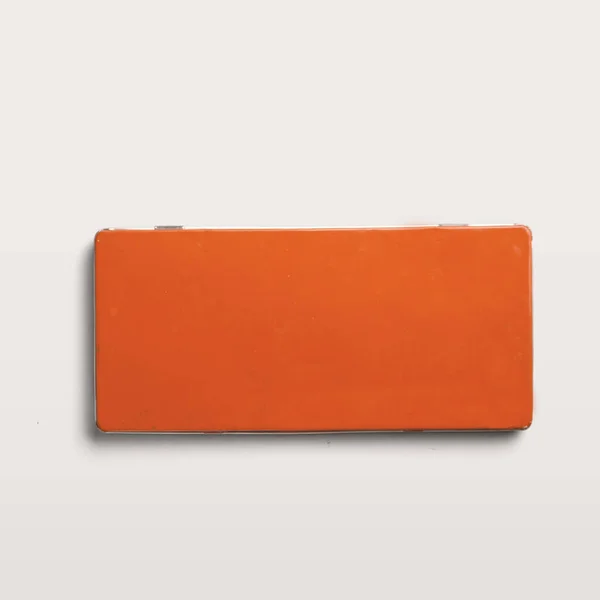 Boîte Métallique Orange Avec Concept Pose Plat Isolé Sur Blanc — Photo