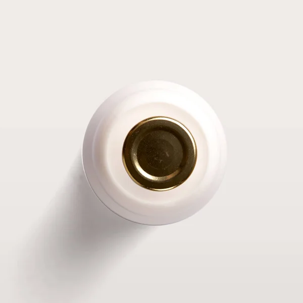 Melkfles Verticaal Met Plat Lay Concept Geïsoleerd Witte Achtergrond — Stockfoto