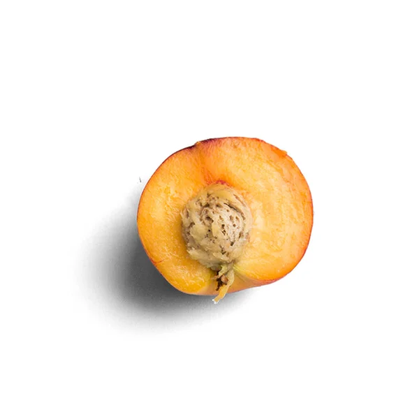 新鲜多汁的桃子 白色的背景上孤立着 — 图库照片