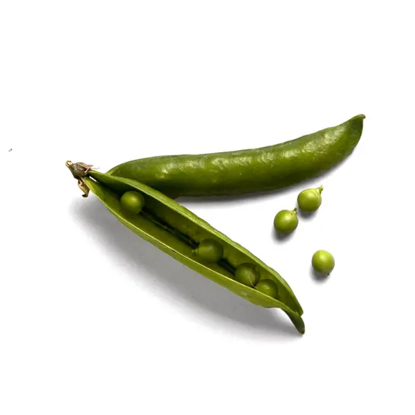野菜の概念に適した白い背景に隔離された新鮮な緑のエンドウ豆 — ストック写真