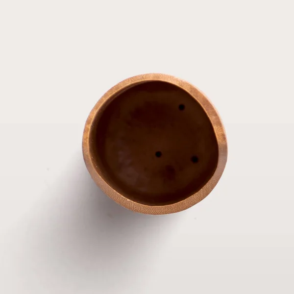 白い背景に隔離されたフラットレイアウトの概念を持つ茶色の木製の大きな丸鍋 — ストック写真