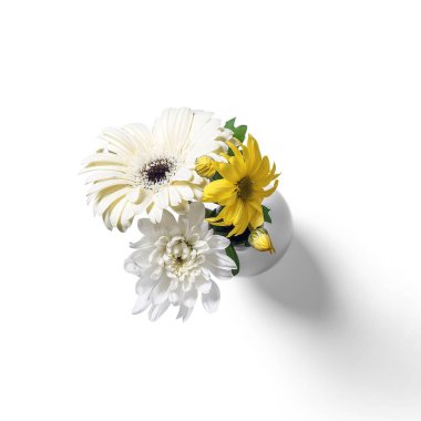 Vazodaki çiçekleri beyaza izole et.