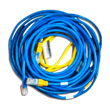 Saydam arkaplanda izole edilmiş gerçekçi kablo verileri. Elektronik sahneler projesi için uygun element.