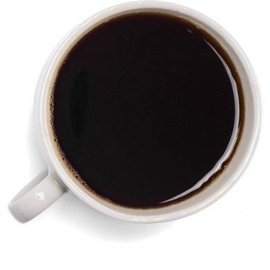 Şeffaf arkaplanda izole edilmiş gerçekçi görünümlü kahve fincanı, sahne projeleri için uygun element.