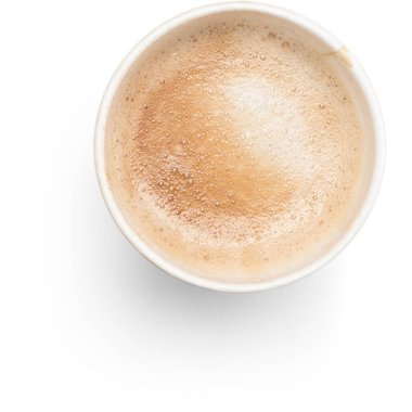 Şeffaf arkaplanda izole edilmiş gerçekçi görünümlü tek kullanımlık kahve fincanı, sahne projeleri için uygun element.