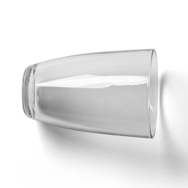 Yakından bakıldığında beyaz bardaklar izole edilmiş..