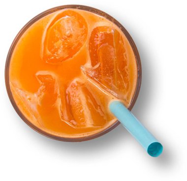 Üst manzara samanla izole edilmiş taze meyve suyu.