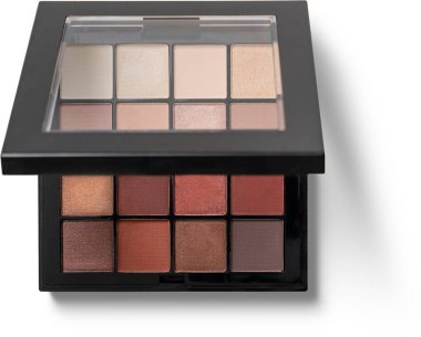 Makyaj paletlerinin güzellik konseptine uygun izole edilmiş görüntüsünü kapat.