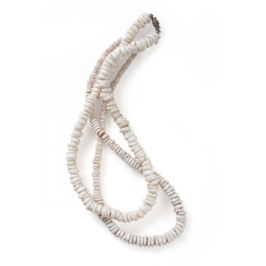 Sade arka planda izole edilmiş gerçekçi inci bilezik..