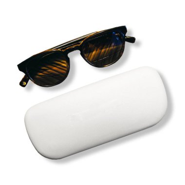 Gerçekçi anti-morötesi güneş gözlükleri şeffaf arkaplanda izole edildi. Sahne projeleri için uygun element.