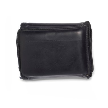 Saydam arka planda izole edilmiş gerçekçi lüks deri cüzdan. Sahne projeleri için uygun element..