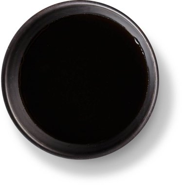 Element projeniz için uygun sade arkaplandaki izole edilmiş soya sosunu kapat.